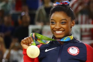 USAs-Simone-Biles-poses-with-her-gold-medal